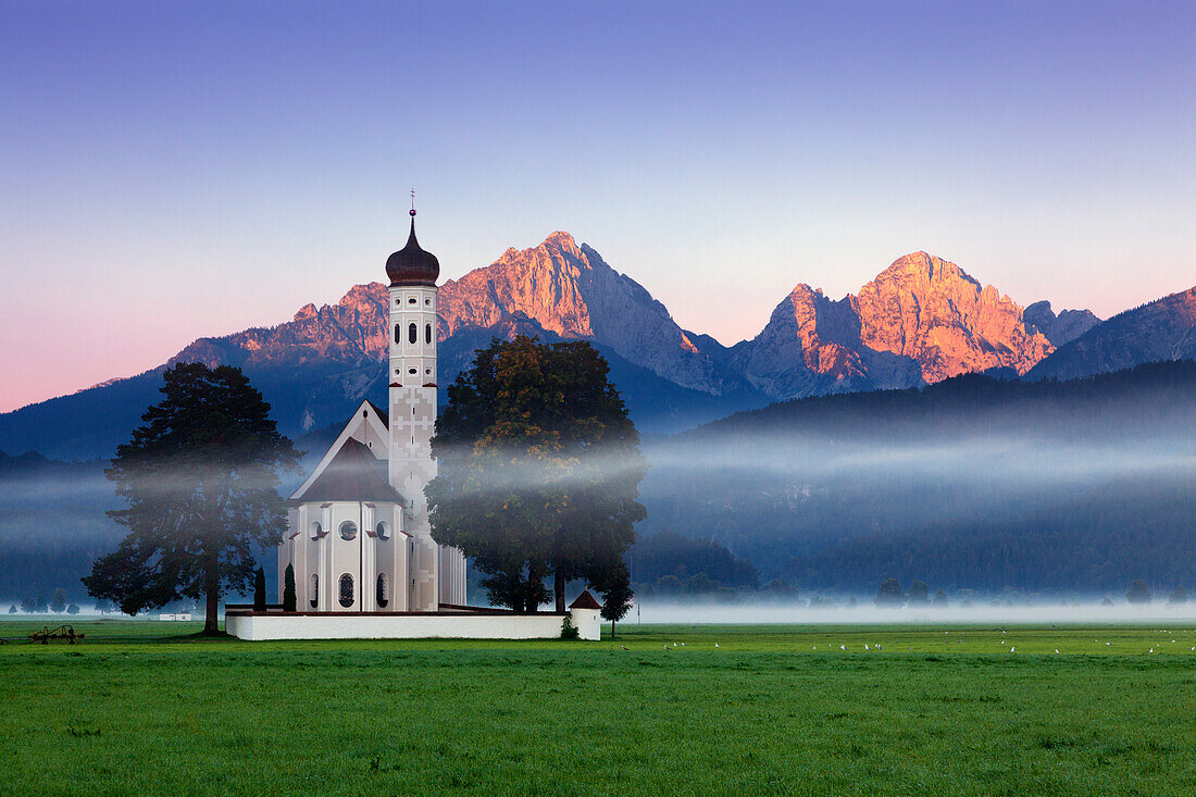 Wallfahrtskirche St. Coloman im Nebel, Blick auf die Tannheimer Berge, Allgäuer Alpen, Allgäu, Bayern, Deutschland