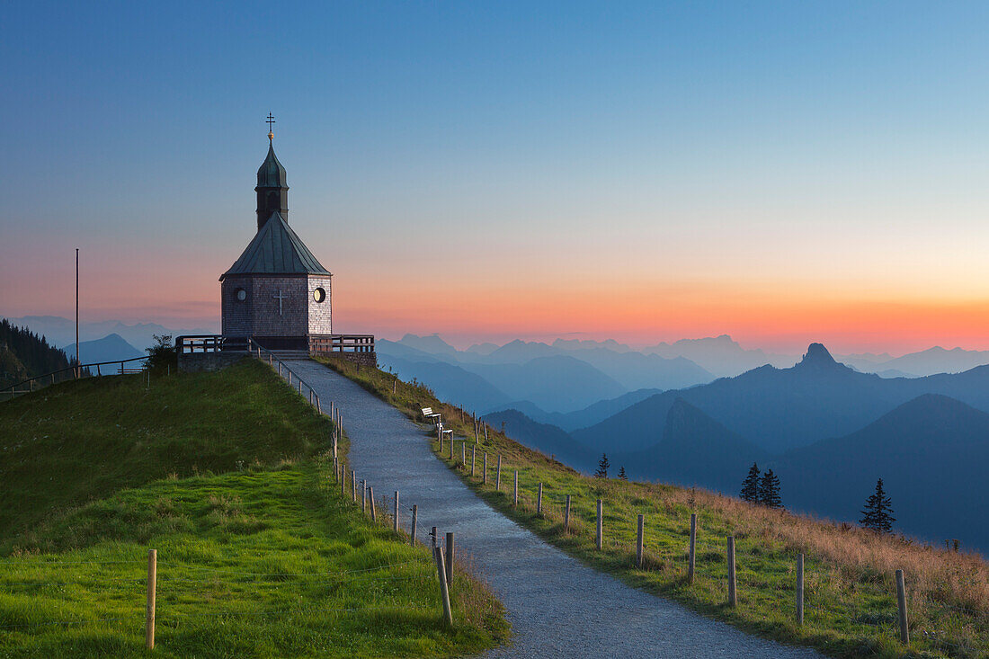 Kapelle auf dem Wallberg, Blick auf die bayrischen Alpen mit dem markanten Gipfel von Roßstein/ Buchstein, bei Rottach-Egern am Tegernsee, Mangfallgebirge, Bayern, Deutschland