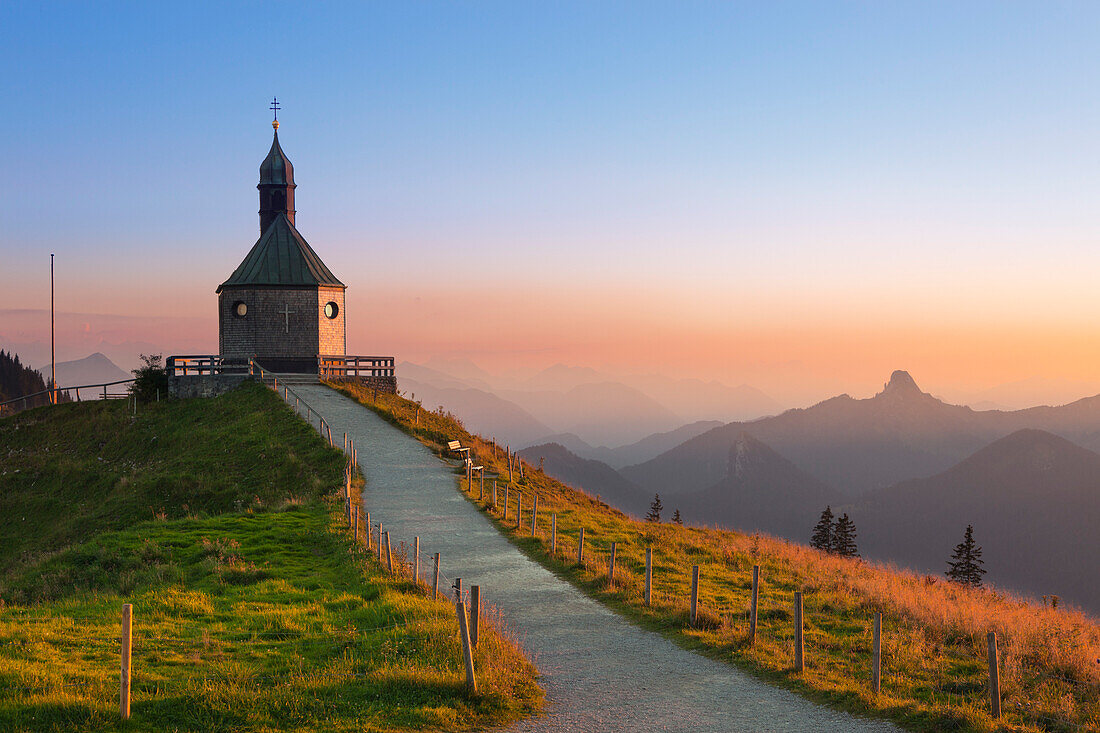 Chapel on Wallberg, view to the Bavarian Alps with the distinctive peak of Roßstein/ Buchstein, near Rottach-Egern am Tegernsee, Mangfallgebirge, Bavaria, Germany
