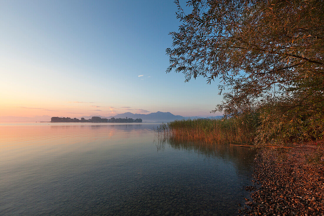 Blick über den Chiemsee zur Fraueninsel, bei Gstadt, Bayern, Deutschland