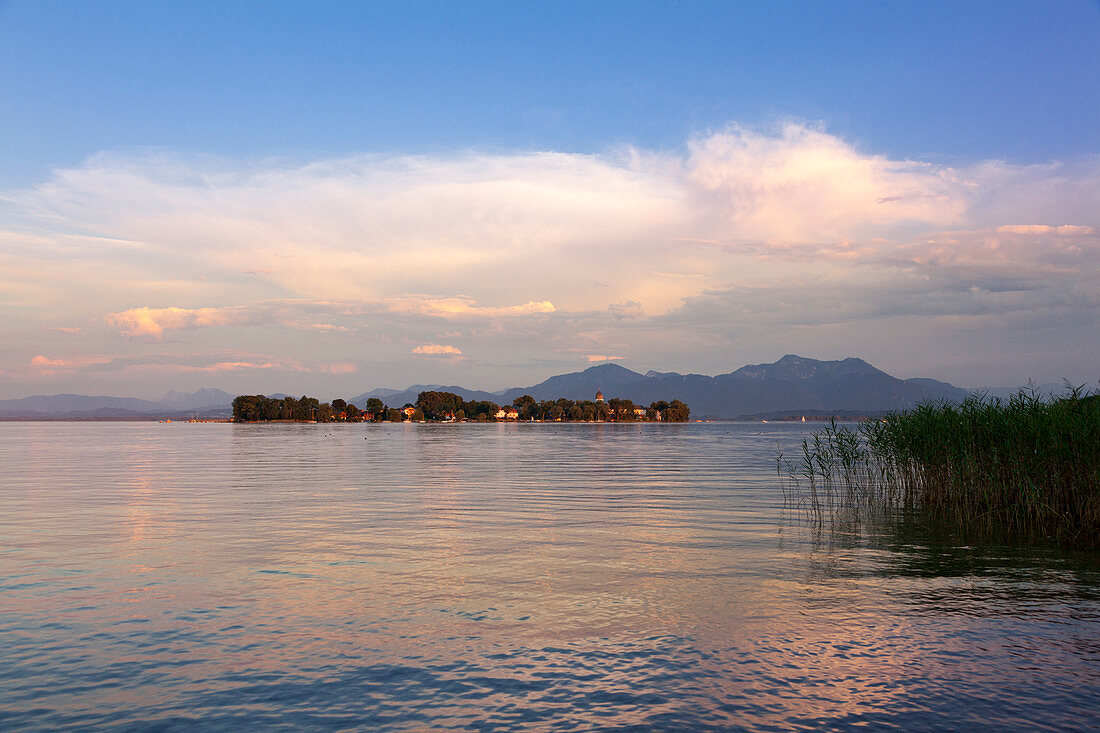 Blick über den Chiemsee zur Fraueninsel, bei Gstadt, Bayern, Deutschland