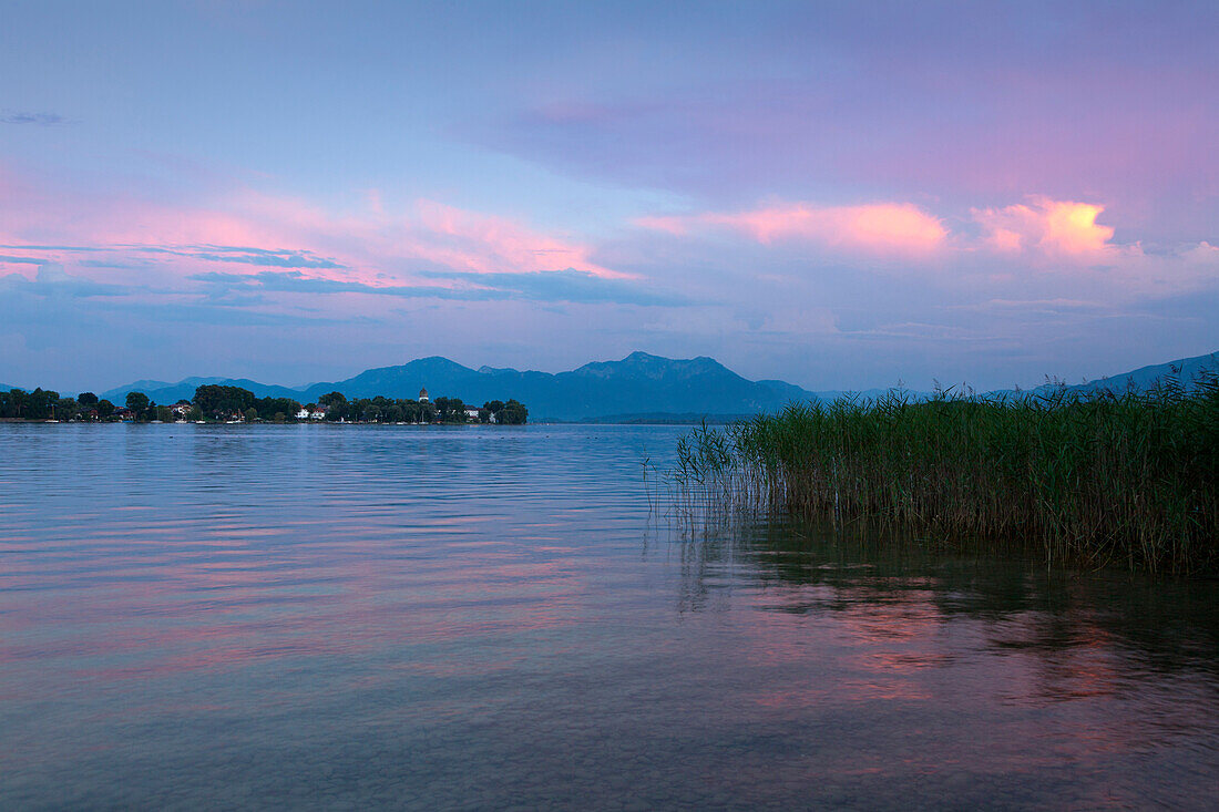 Blick über den Chiemsee zur Fraueninsel, bei Gstadt, Bayern, Deutschland