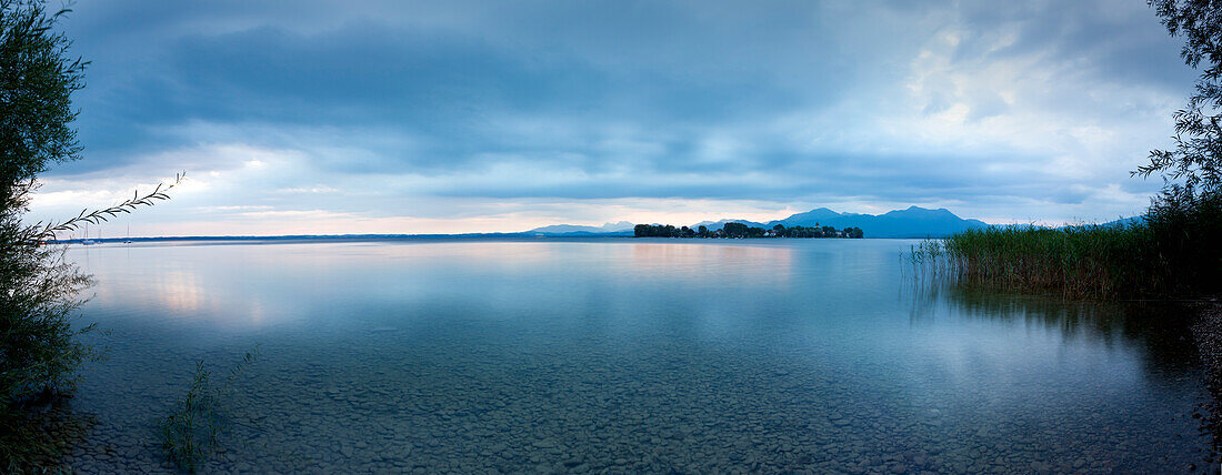 Blick über den Chiemsee zur Fraueninsel, bei Gstadt, Bayern, Deutschland