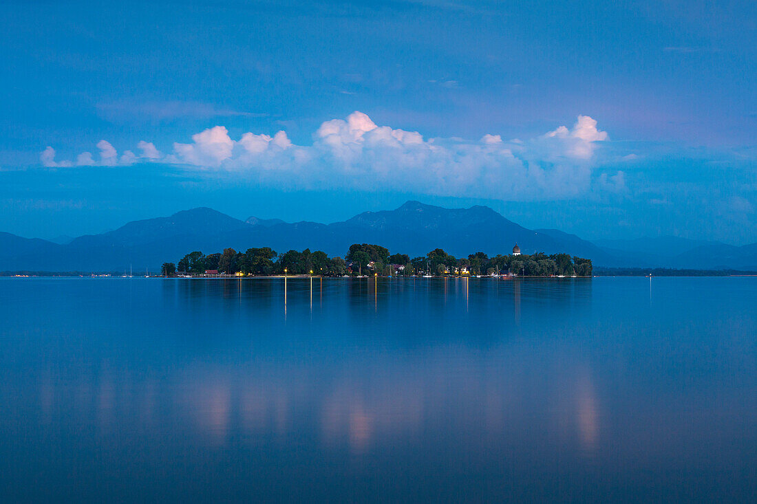 Blick über den Chiemsee zur Fraueninsel, bei Gstadt, Bayern, Deutschland