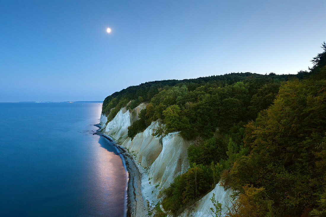 Mond über den Kreidefelsen, Nationalpark Jasmund, Rügen, Ostsee, Mecklenburg-Vorpommern, Deutschland