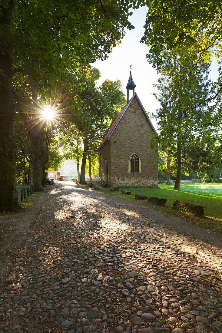 Kapelle am Wasserschloss Burg Vischering, bei Lüdinghausen, Münsterland, Nordrhein-Westfalen, Deutschland