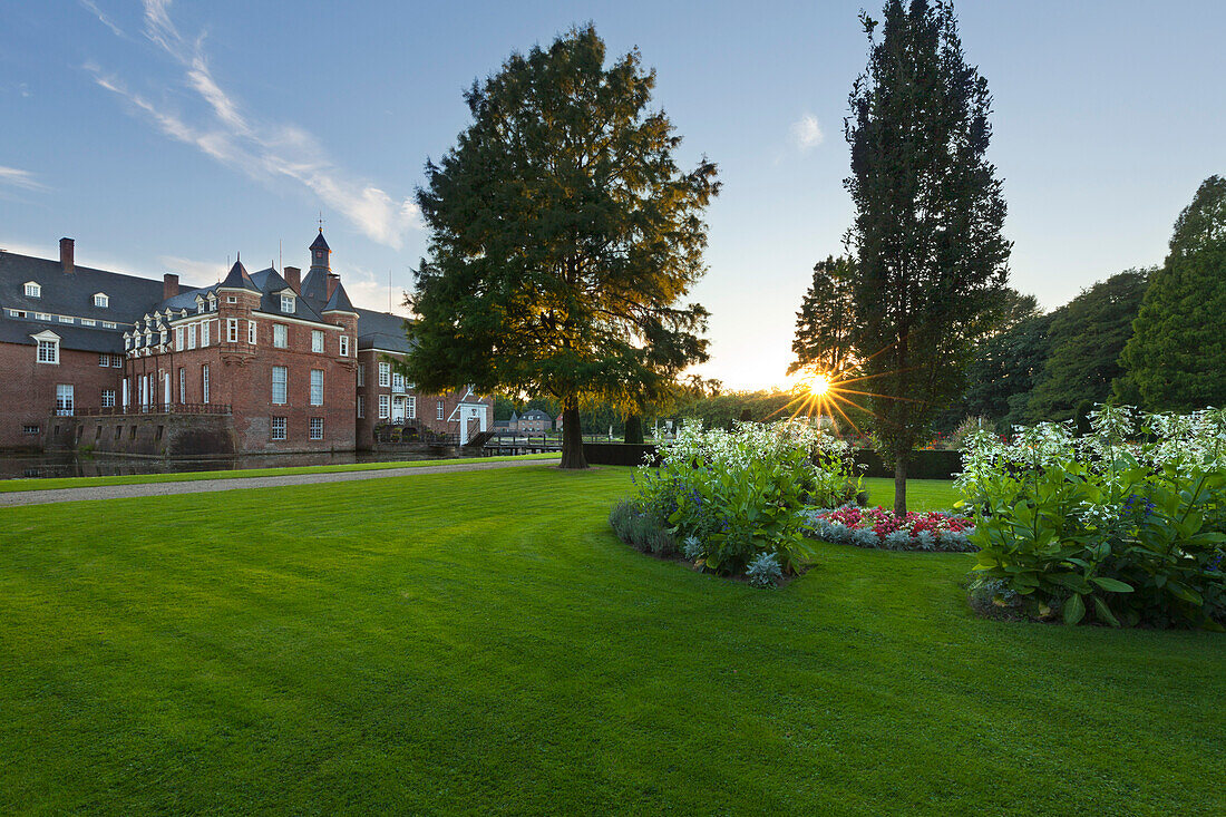 Park, Wasserschloss Burg Anholt, bei Isselburg, Münsterland, Nordrhein-Westfalen, Deutschland