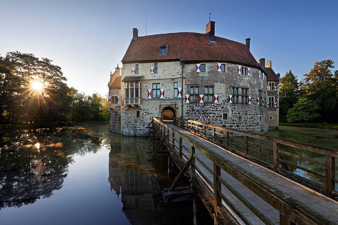 Vischering moated castle, near Luedinghausen, Muensterland, North-Rhine Westphalia, Germany