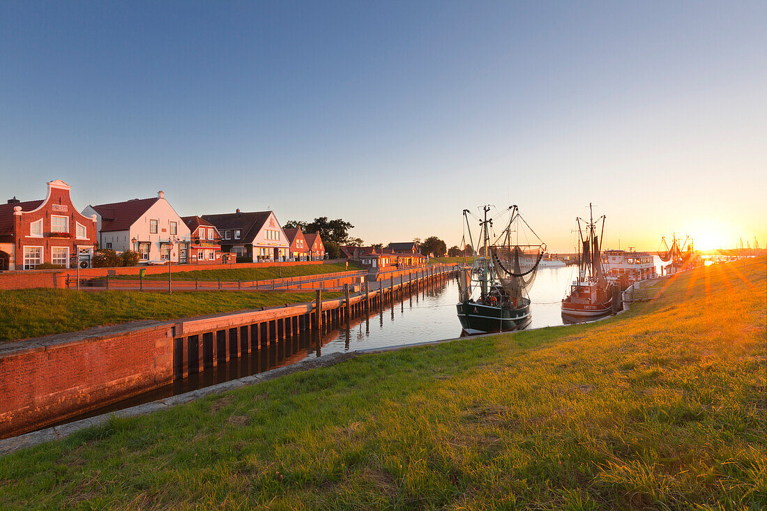 Krabbenkutter im Hafen, Greetsiel, Ostfriesland, Niedersachsen, Deutschland