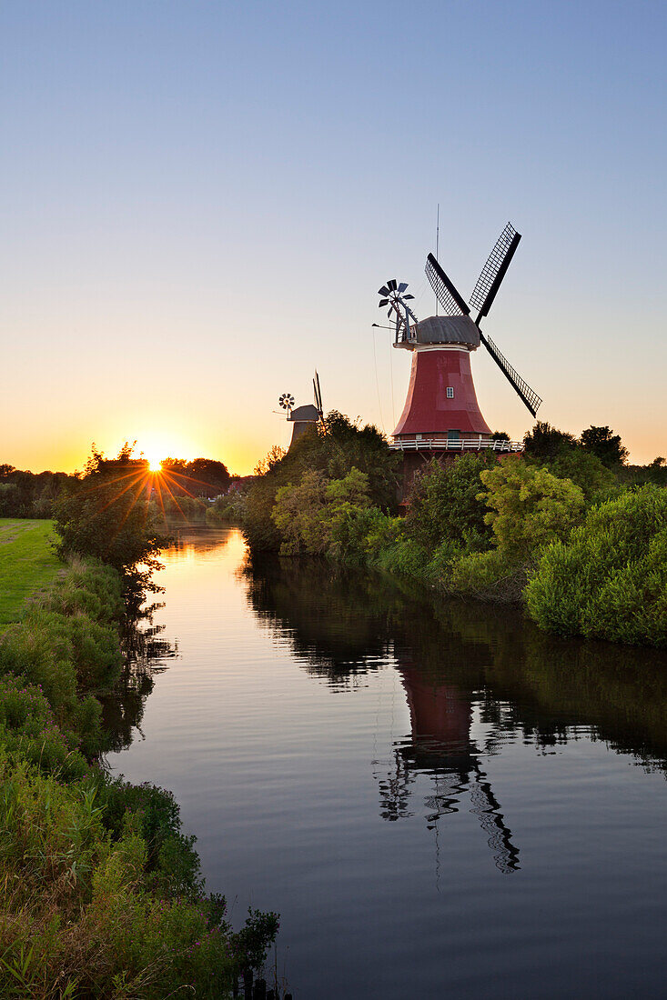 Zwillingswindmühlen, Greetsiel, Ostfriesland, Niedersachsen, Deutschland