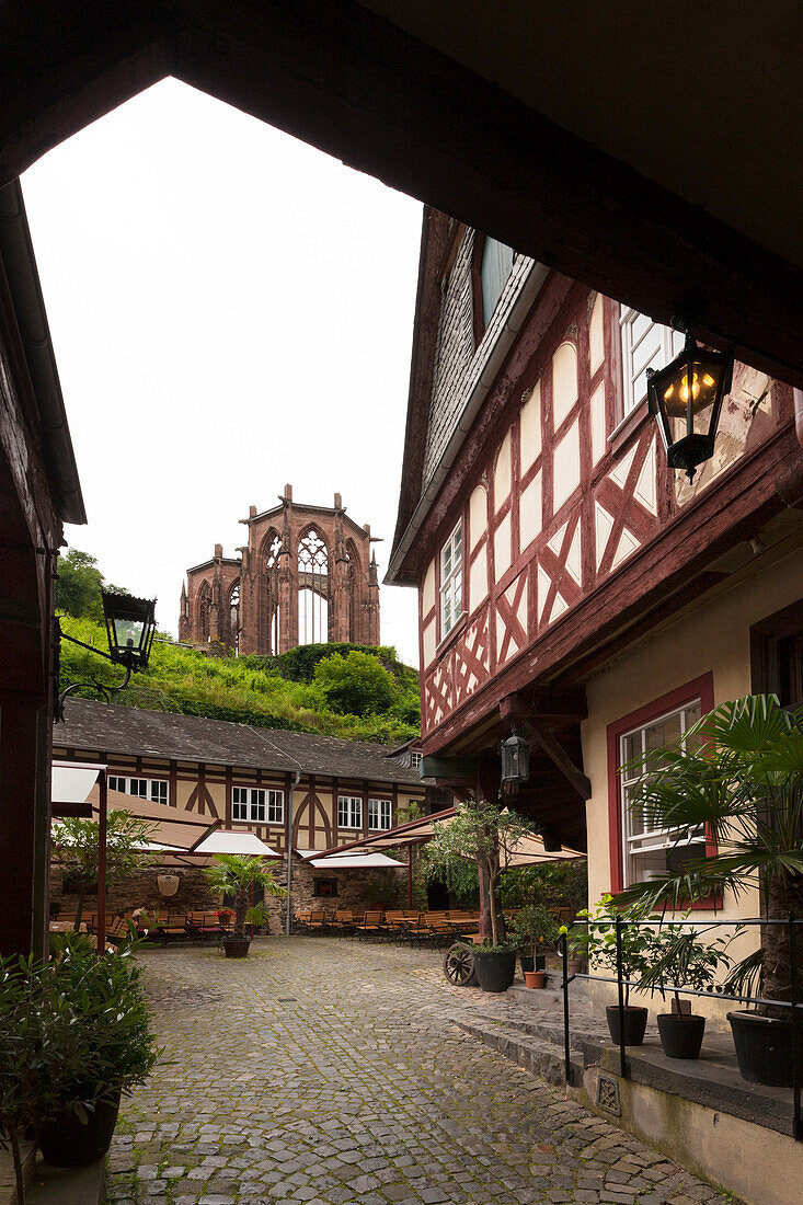 Alter Posthof, Blick zur Wernerkapelle, Bacharach, Rhein, Rheinland-Pfalz, Deutschland