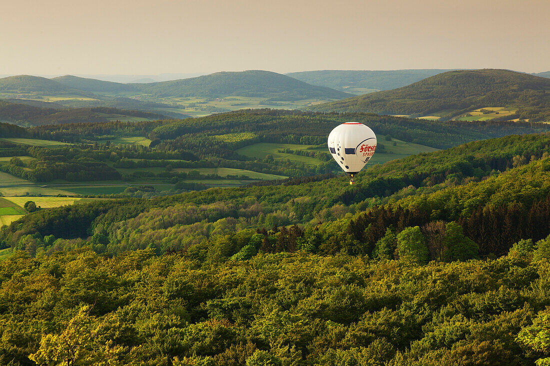 Heissluftballon über den Kuppen der Rhön, Hessen, Deutschland