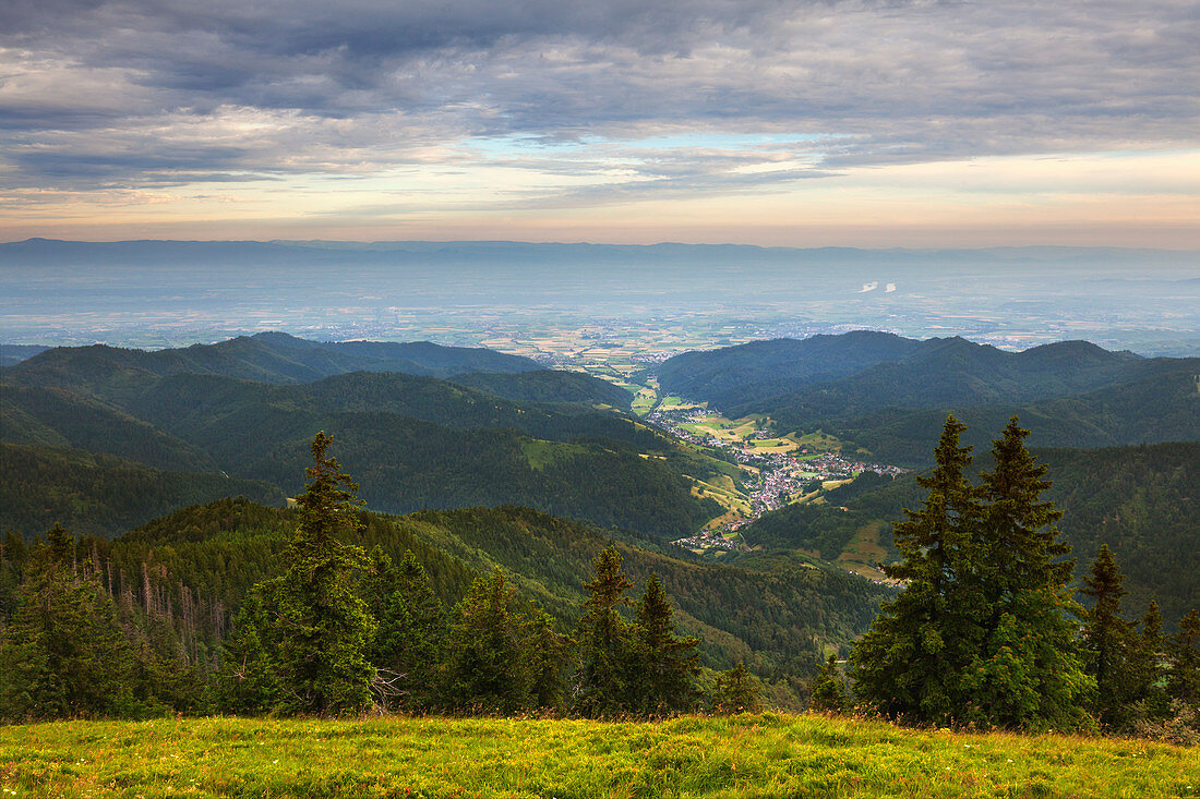 Blick vom Belchen über das Münstertal bis zur Rheinebene und den Vogesen, Südlicher Schwarzwald, Baden-Württemberg, Deutschland