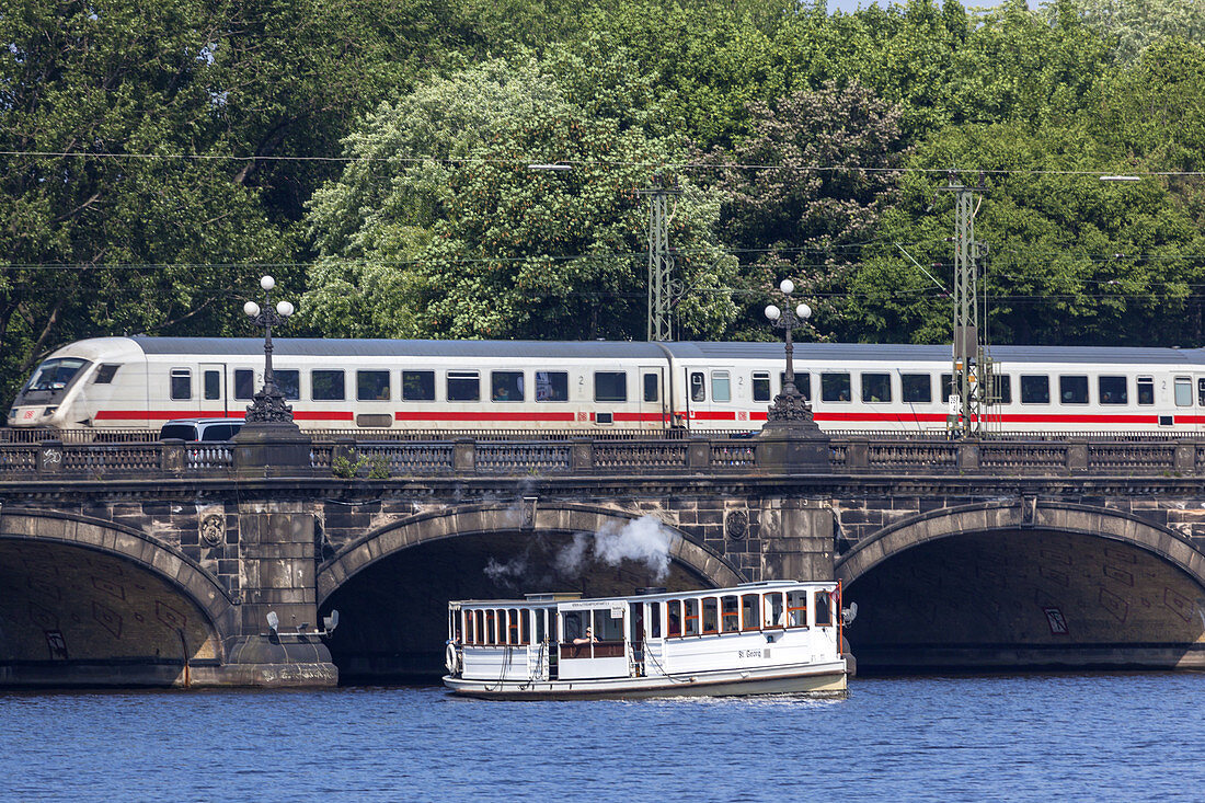 Alsterschiff fährt unter die Lombardsbrücke, Altstadt, Hansestadt Hamburg, Norddeutschland, Deutschland, Europa