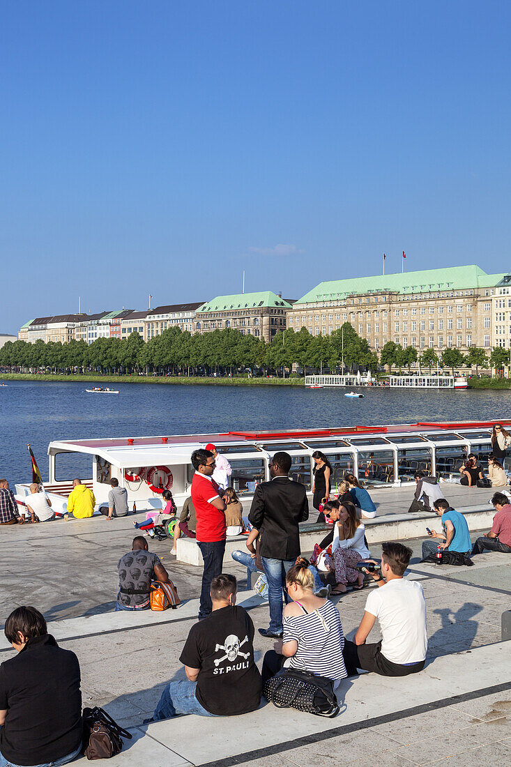 Menschen am Ufer der Binnenalster, Altstadt, Hansestadt Hamburg, Norddeutschland, Deutschland, Europa