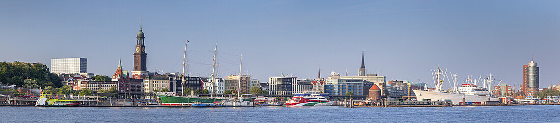 Stadtpanorama mit Elbe, Michel, Landungsbrücken und Hanseatic Trade Tower, Hansestadt Hamburg, Norddeutschland, Deutschland, Europa
