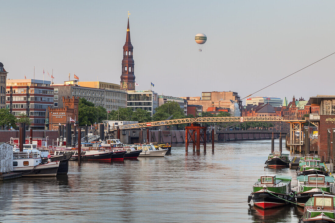 Binnenhafen vor Katharinenkirche,  Hansestadt Hamburg, Norddeutschland, Deutschland, Europa