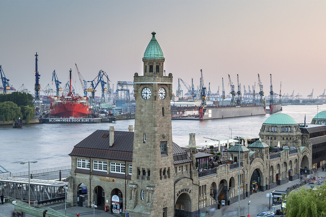 St.-Pauli-Landungsbrücken mit Pegelturm dahinter Hamburger Hafen, Hansestadt Hamburg, Norddeutschland, Deutschland, Europa