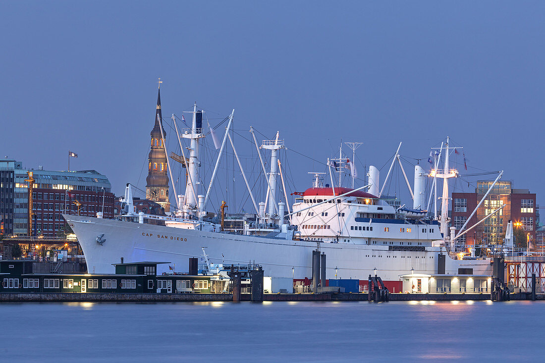 Museumsschiff Cap San Diego im Hamburger Hafen vor Katharinenkirche, Hansestadt Hamburg, Norddeutschland, Deutschland, Europa