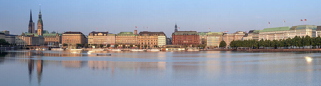 Blick über Binnenalster auf Altstadt mit Hamburger Rathaus, Hansestadt Hamburg, Norddeutschland, Deutschland, Europa