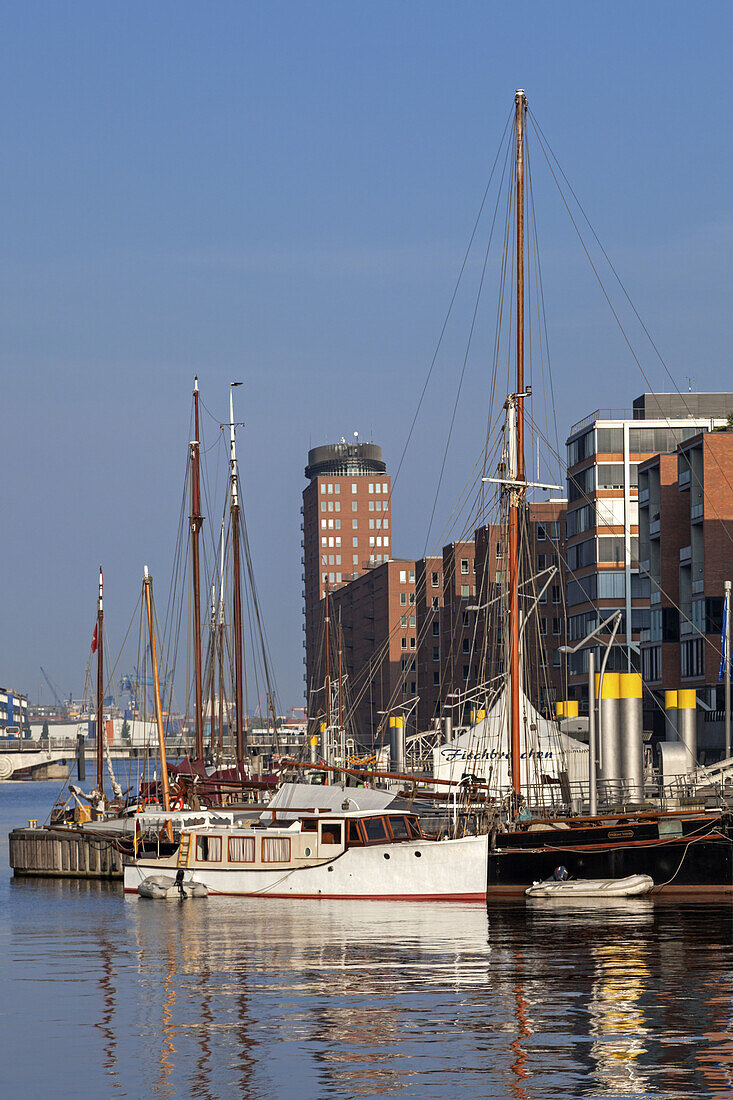 Sandtorhafen/ Traditionsschiffhafen in der Hafencity, Hansestadt Hamburg, Norddeutschland, Deutschland, Europa