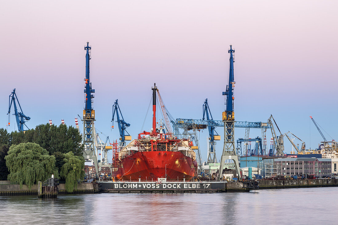 Blick von St.-Pauli-Landungsbrücken auf Hamburger Hafen mit Dock Blohm + Voss Elbe 17, Hansestadt Hamburg, Norddeutschland, Deutschland, Europa