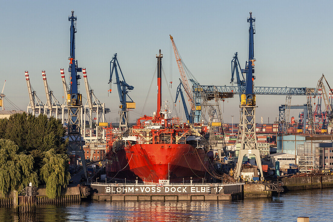 Blick von St.-Pauli-Landungsbrücken auf Hamburger Hafen mit Dock Blohm + Voss Elbe 17, Hansestadt Hamburg, Norddeutschland, Deutschland, Europa