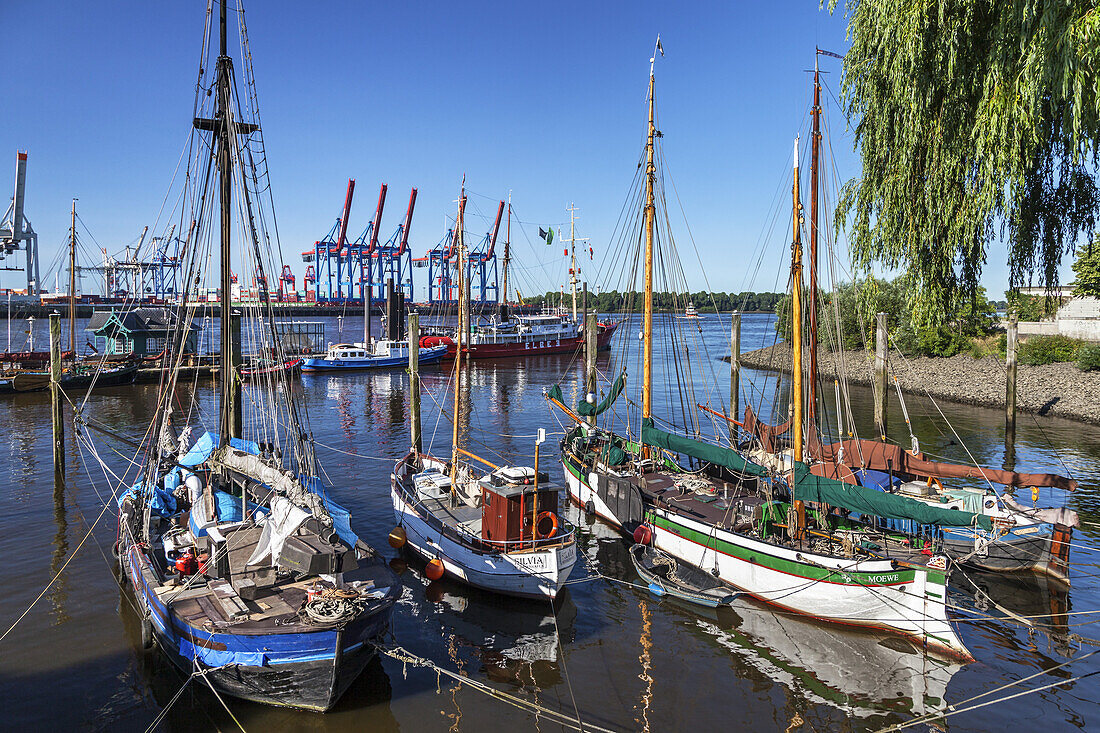 Museumsschiffe im Museumshafen Övelgönne dahinter Containerterminal Burchardkai, Hansestadt Hamburg, Norddeutschland, Deutschland, Europa