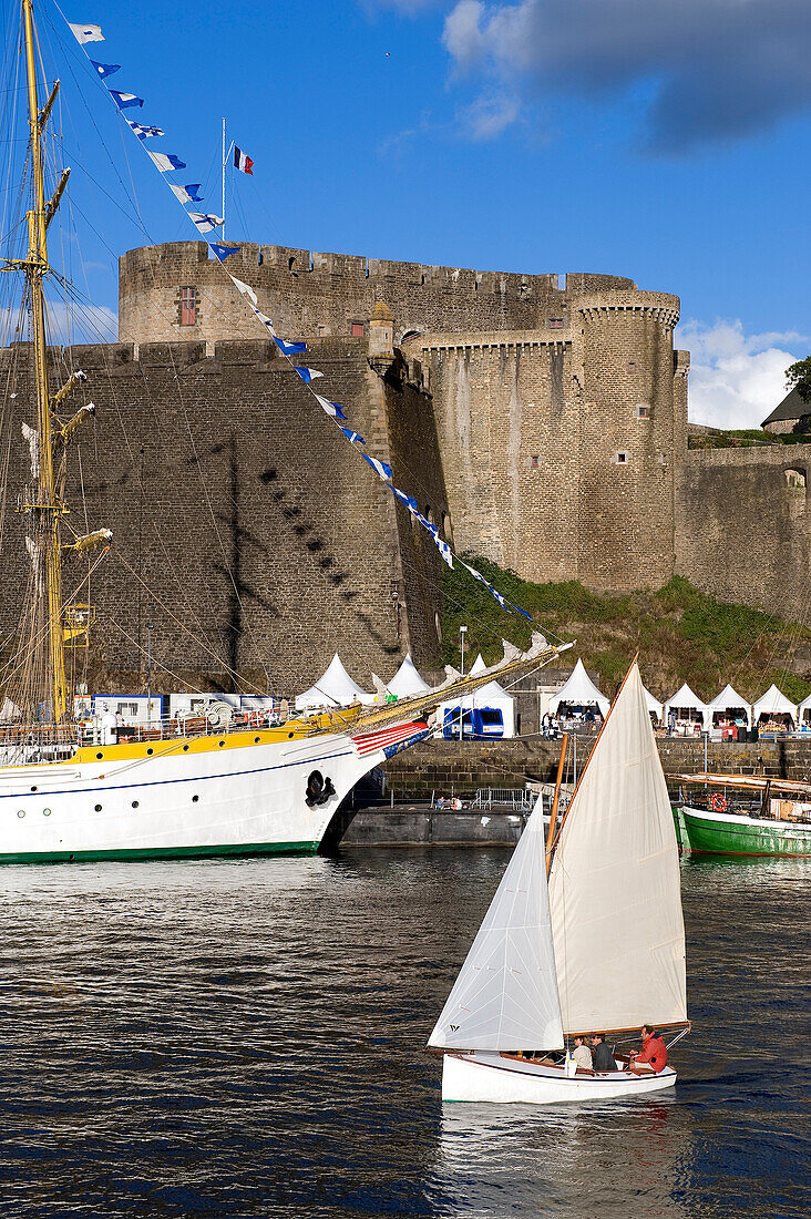 Frankreich, Finistère, Brest, Internationale Festival des Meeres, Brest 2008, das Schloss und die rumänische Dreimaster Mircea