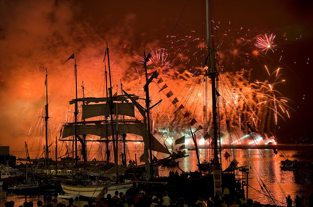 France, Finistere, Brest, International Festival of the Sea, Brest 2008, fireworks of the July 14th