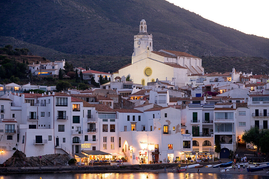 Spanien, Katalonien, Costa Brava, Cadaques, Santa Maria Kirche und Portdoguer Strand