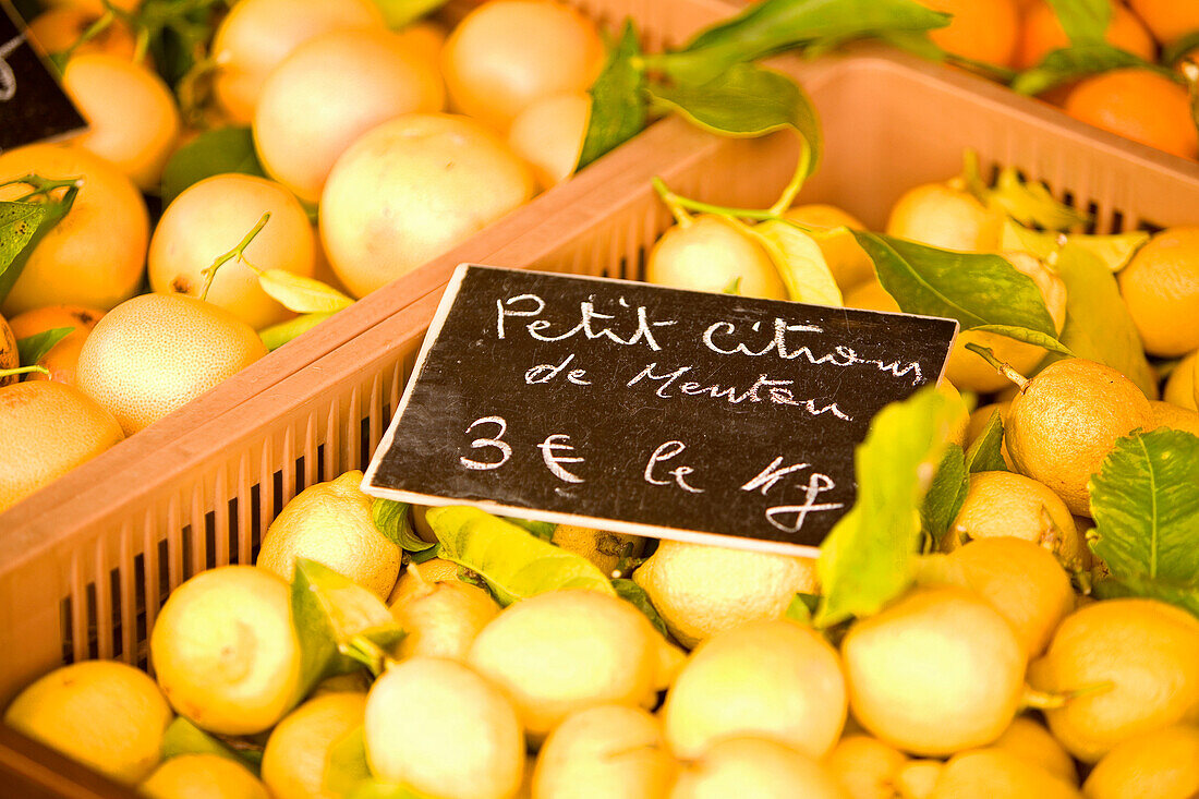 Frankreich, Alpes Maritimes, Menton, Markt vor dem überdachten Markt, Zitrone