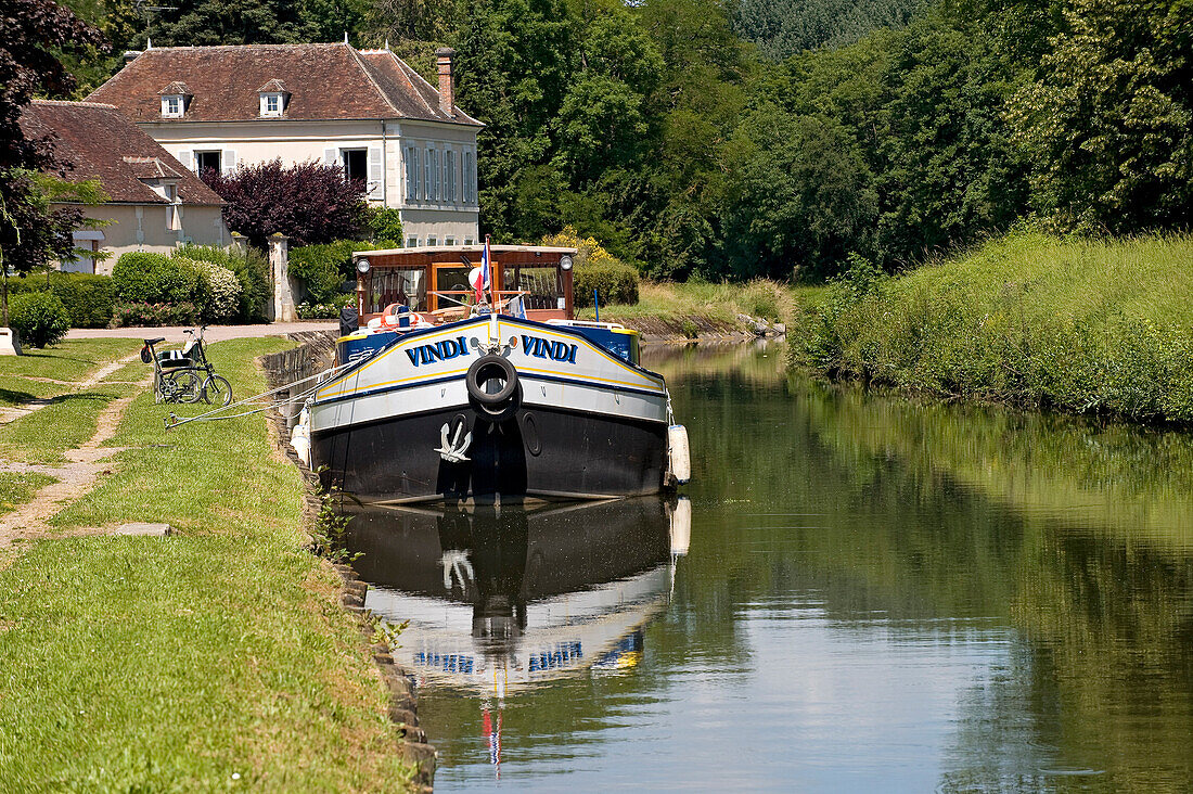 France, Yonne, Canal du Nivernais, Champs sur Yonne, barge berthed