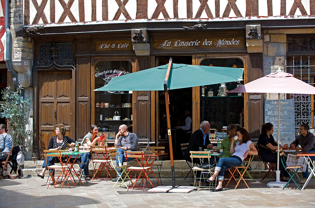 Frankreich, Côte d'Or, Dijon, Terrasse eines Cafés Werkhaus an der Ecke der Straße Vauban und der Rue Amiral Roussin (Amiral Roussin Street)