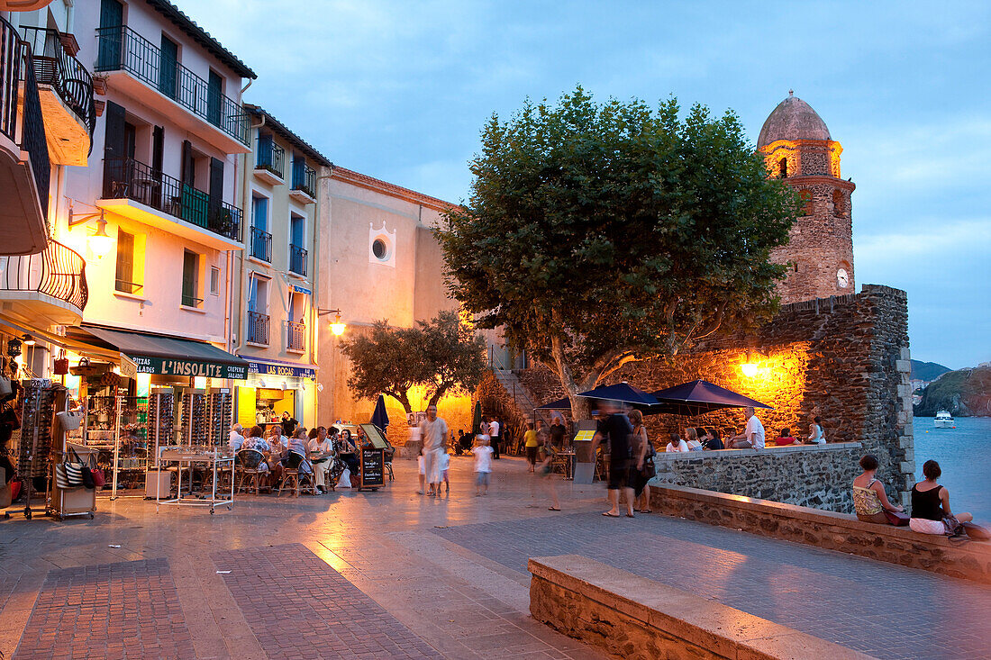 Frankreich, Pyrénées Orientales, Collioure, Notre Dame des Anges Kirche im Hintergrund