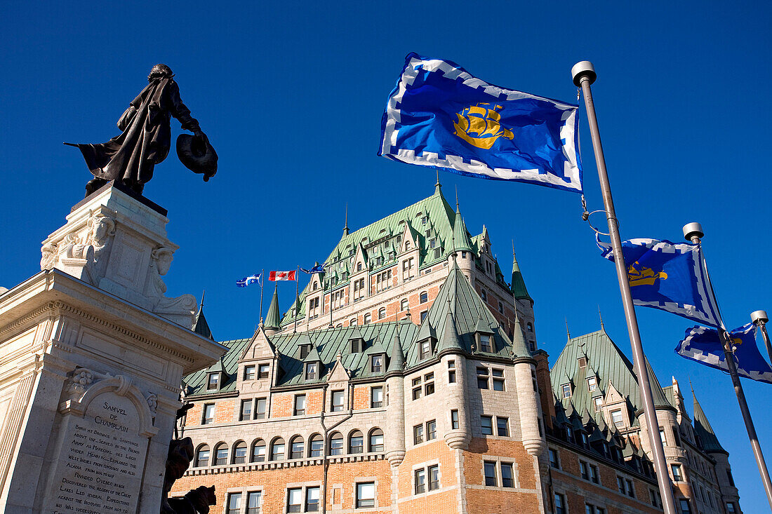 Kanada, Provinz Quebec, Québec, Altstadt als Weltkulturerbe der UNESCO, Samuel de Champlain Statue und Château Frontenac, Flagge von Québec