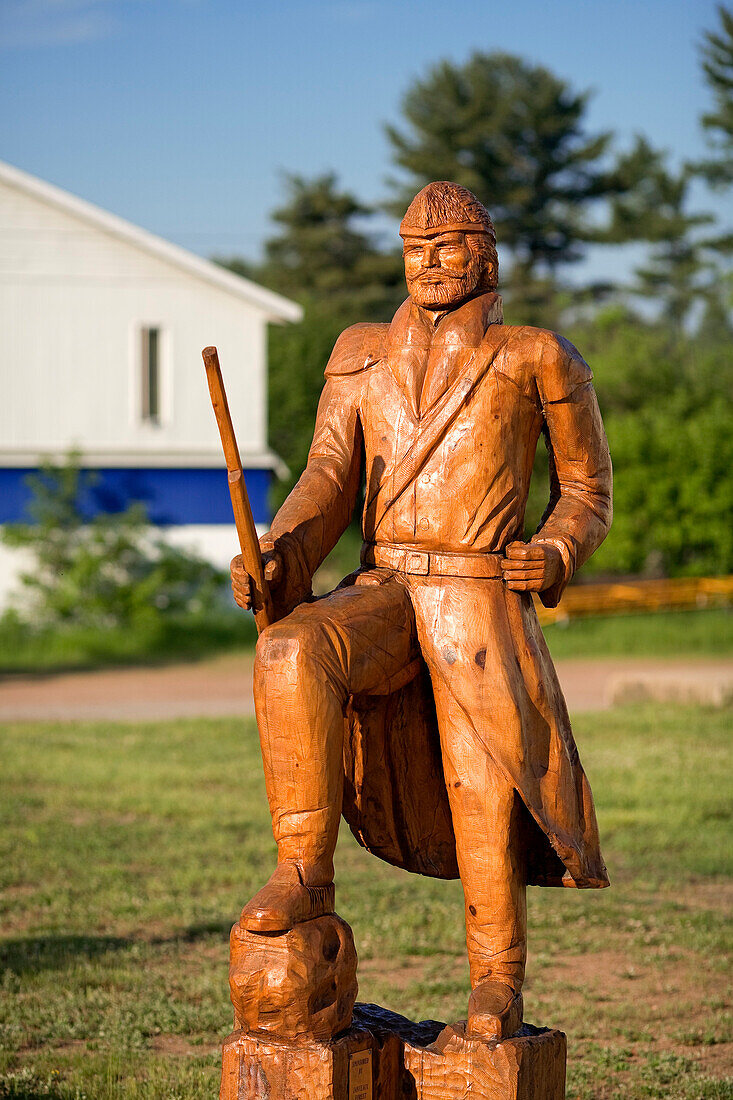 Kanada, Provinz Ontario, Mattawa, Holzskulpturen der historischen Persönlichkeiten der Region