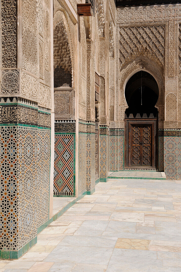 Marokko, dem Mittleren Atlas, Fez, Imperial City Fes El Bali, Medina als Weltkulturerbe der UNESCO, Bouananiya (oder Bou Inania) Merdersa, Feinschnitt Fassade und zelliges