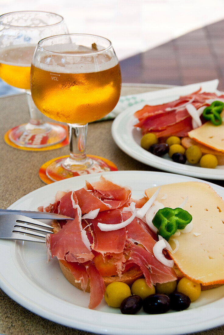 Spanien, Balearen, Mallorca, Fornalutx, das Pa amb Oli, die Spezialität der Insel ist ein Stück aus geöltem Schwarzbrot mit Tomatenpüree und trockenen Schinken