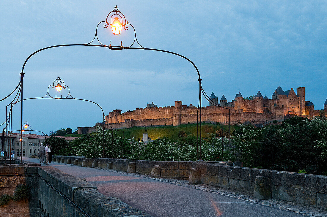 Frankreich, Aude, Carcassonne, mittelalterliche Stadt als Weltkulturerbe der UNESCO, Pont Vieux (alte Brücke) geht über den Fluss Aude