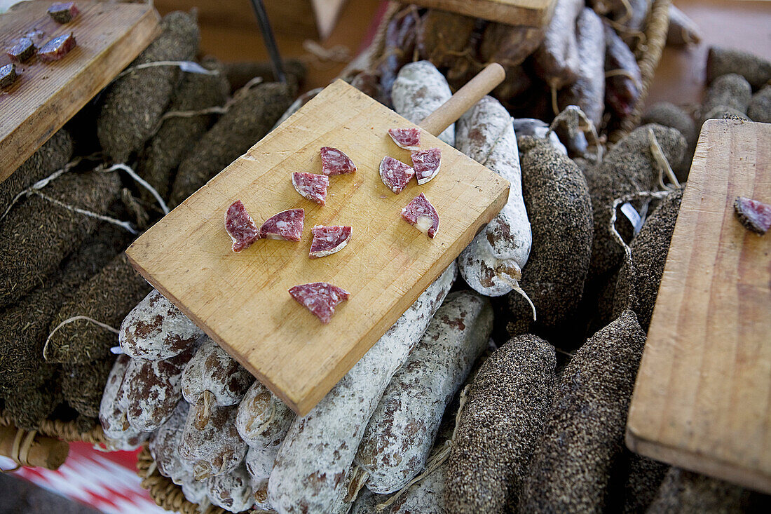 Frankreich, Gard, La Roque sur Cèze, etikettiert Die Schönsten Dörfer Frankreichs (Die schönsten Dörfer von Frankreich), handwerkliche Produkte auf den Markt, gekochtes Fleisch