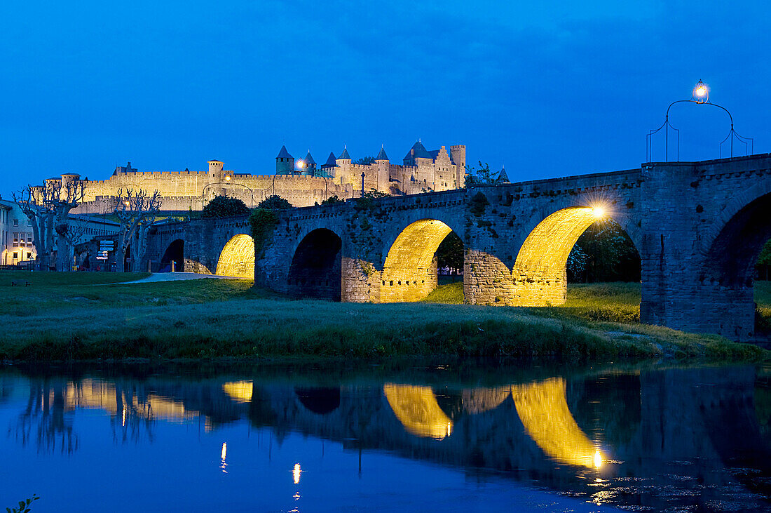 Frankreich, Aude, Carcassonne, mittelalterliche Stadt als Weltkulturerbe der UNESCO, Pont Vieux (alte Brücke) geht über den Fluss Aude