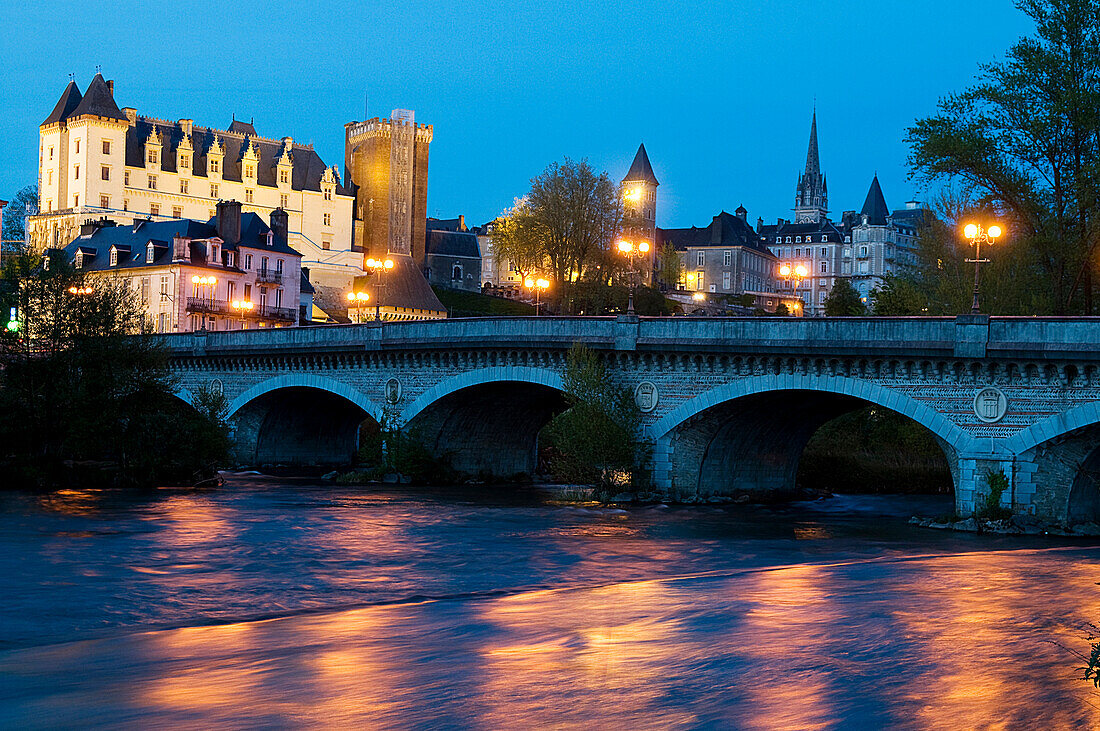 France, Pyrenees Atlantiques, Bearn, Pau, the castle of Henry IV and the gave de Pau River