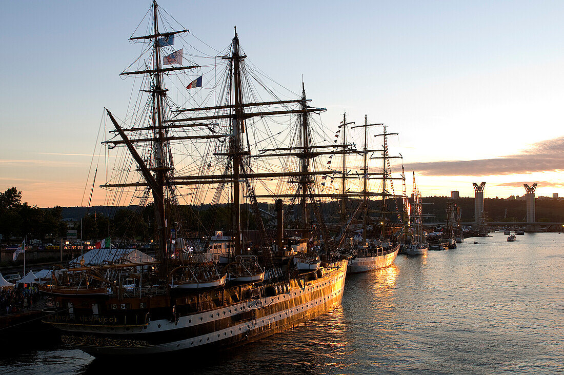 Frankreich, Seine Maritime, Rouen, die Armada (Konzentration der Segelboote) 2008 mit dem Amerigo Vespucci vor und die Gustave Flau Brücke im Hintergrund