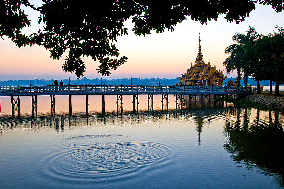 Myanmar (Burma), Mandalay Division, Mandalay, Kan daw Gwi Lake, restaurant pagoda Pyi Gimom