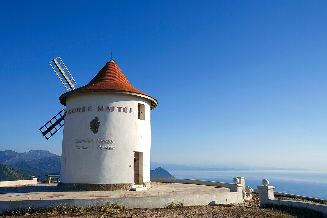 Frankreich, Haute Corse, Cap Corse, Mattei Windmühle über Centuri