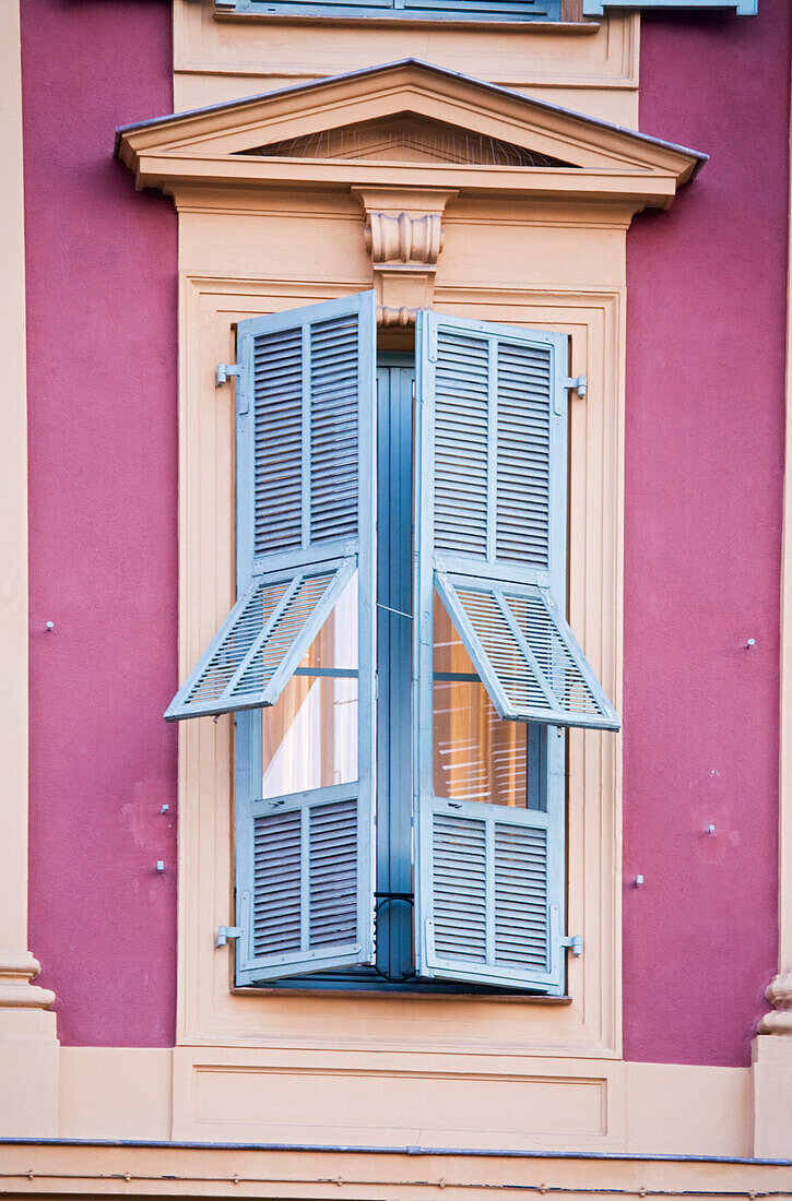 Frankreich, Alpes Maritimes, Nizza, Detail der Hausfassaden in der Promenade des Anglais