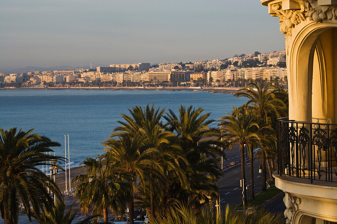Frankreich, Alpes Maritimes, Nizza, Promenade des Anglais von Negresco Hotel gesehen