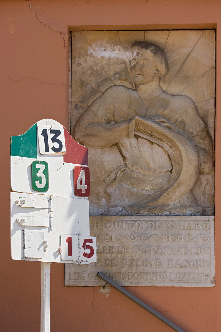 Frankreich, Pyrénées Atlantiques, Saint Jean de Luz, spielte baskische Pelota Spiel in einer Wand namens fronton