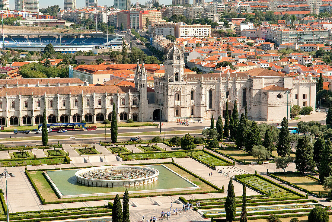Portugal, Lissabon, Belem-Bezirk, Mosteiro dos Jeronimos, als Weltkulturerbe der UNESCO, von der Terrasse des Denkmal der Entdeckungen gesehen